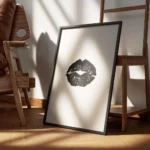 affiche avec un motif de levres noires sur fond blanc style typographie encadre.webp