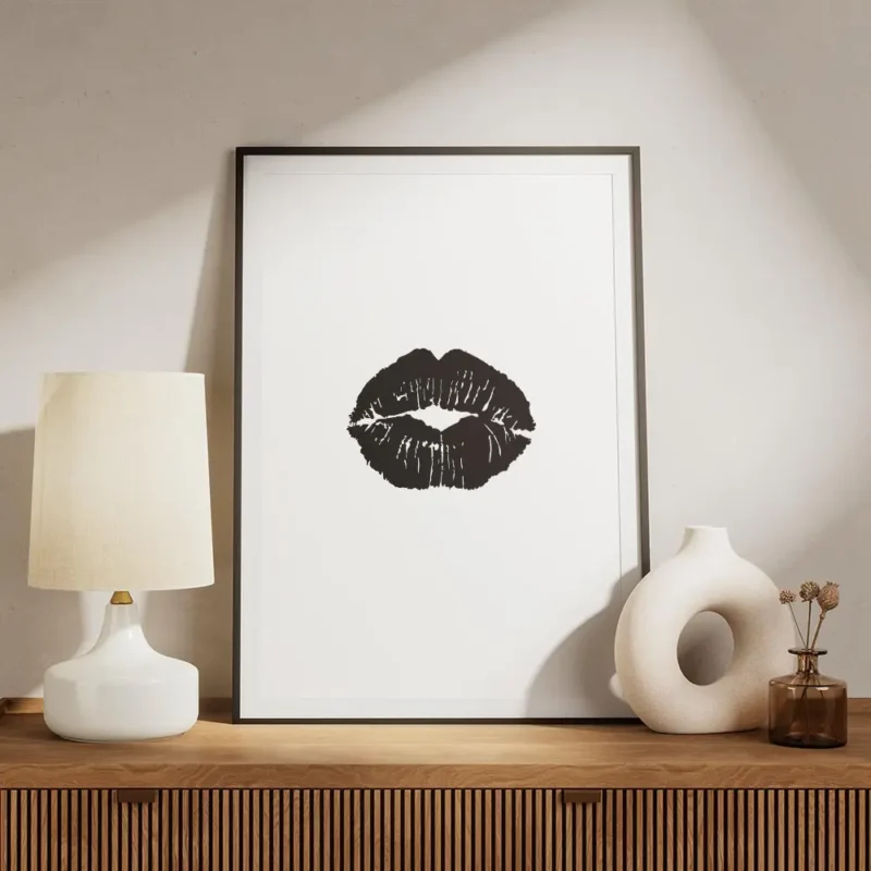 affiche avec un motif de levres noires sur fond blanc style typographie meuble.webp