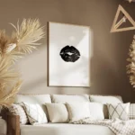 affiche avec un motif de levres noires sur fond blanc style typographie salon.webp