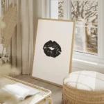 affiche avec un motif de levres noires sur fond blanc style typographie salon beige.webp