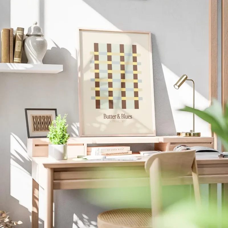 affiche avec un motif ecossais marron jaune et bleu clair sur fond beige bureau.webp