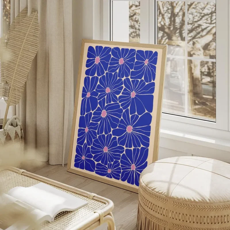 affiche avec un motif floral colore de fleurs bleues aux c urs roses sur fond be salon beige.webp