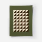 affiche avec un motif geometrique de triangles beiges et marron sur fond vert.webp
