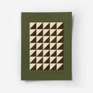 affiche avec un motif geometrique de triangles beiges et marron sur fond vert.webp