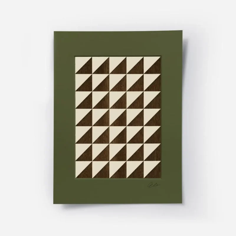 affiche avec un motif geometrique de triangles beiges et marron sur fond vert.webp