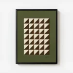 affiche avec un motif geometrique de triangles beiges et marron sur fond vert avec cadre.webp
