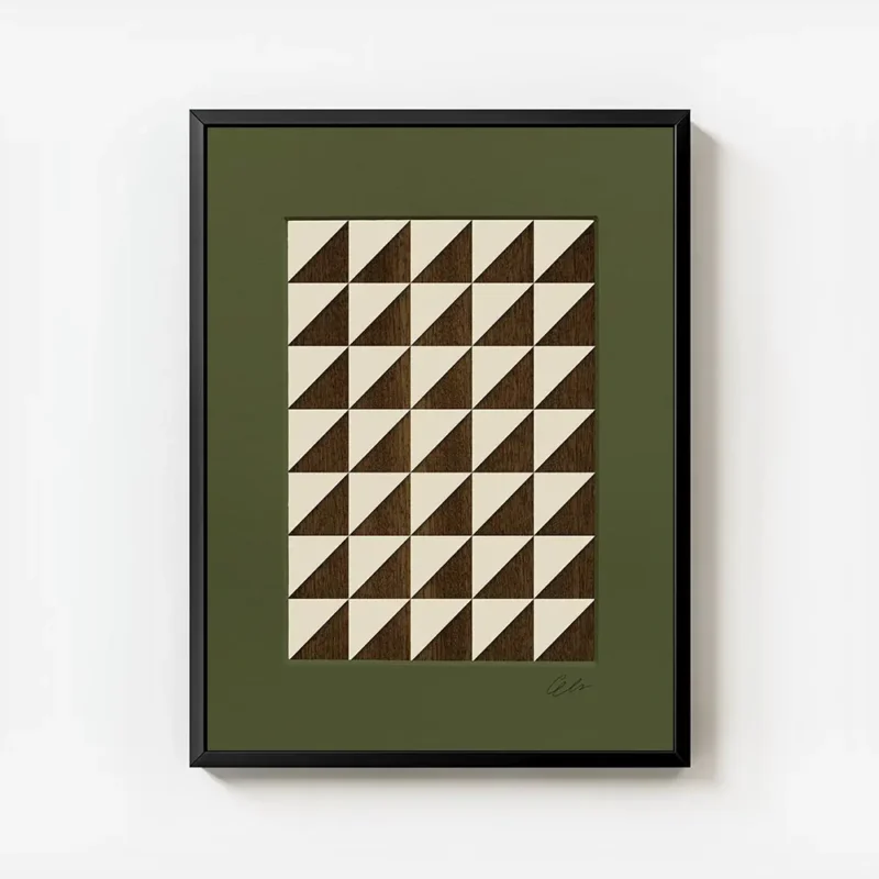 affiche avec un motif geometrique de triangles beiges et marron sur fond vert avec cadre.webp
