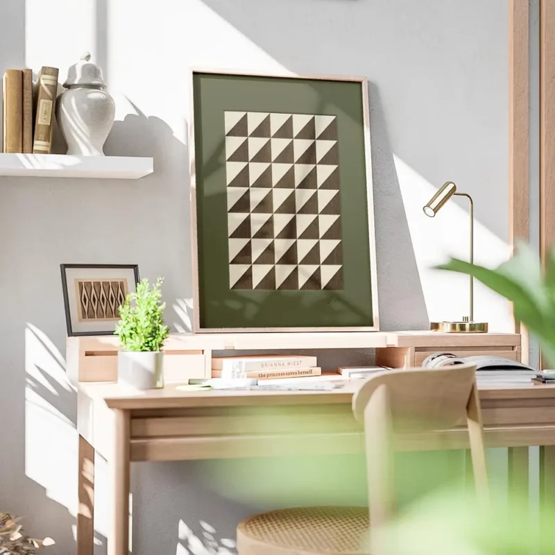 affiche avec un motif geometrique de triangles beiges et marron sur fond vert bureau.webp