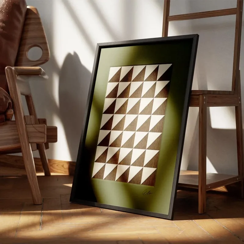 affiche avec un motif geometrique de triangles beiges et marron sur fond vert encadre.webp