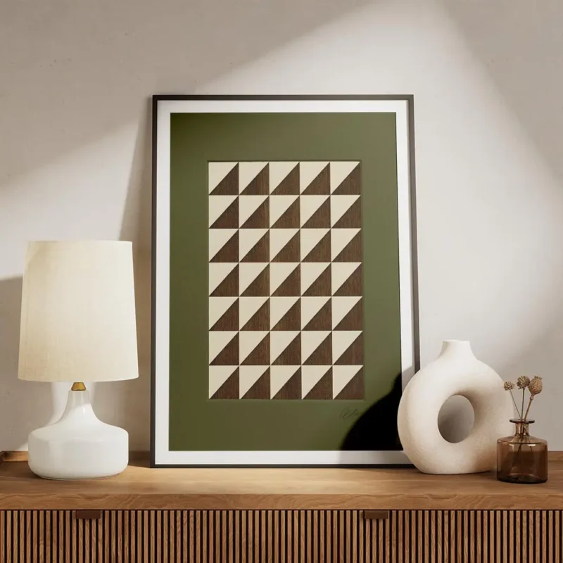 affiche avec un motif geometrique de triangles beiges et marron sur fond vert meuble.webp