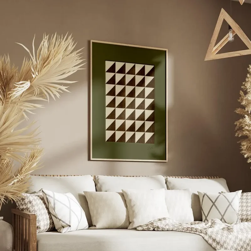 affiche avec un motif geometrique de triangles beiges et marron sur fond vert salon.webp