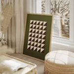 affiche avec un motif geometrique de triangles beiges et marron sur fond vert salon beige.webp