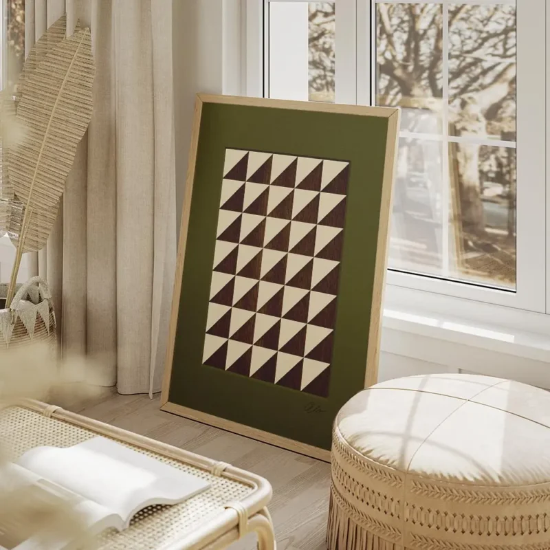 affiche avec un motif geometrique de triangles beiges et marron sur fond vert salon beige.webp