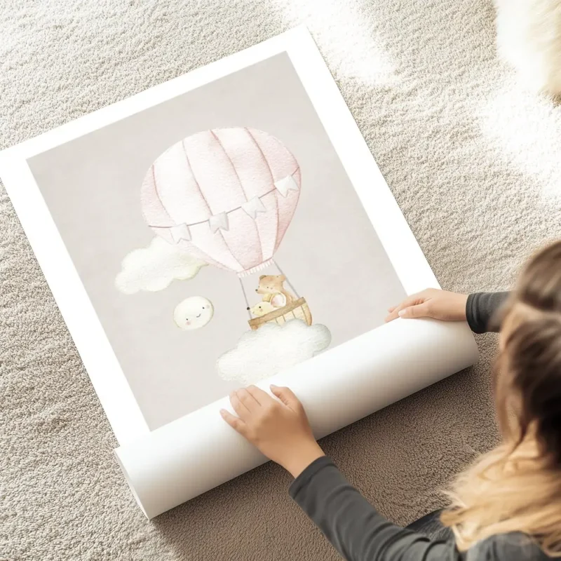 affiche avec un ours et une souris dans une montgolfiere rose et des nuages sur au sol.webp