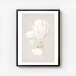 affiche avec un ours et une souris dans une montgolfiere rose et des nuages sur avec cadre.webp