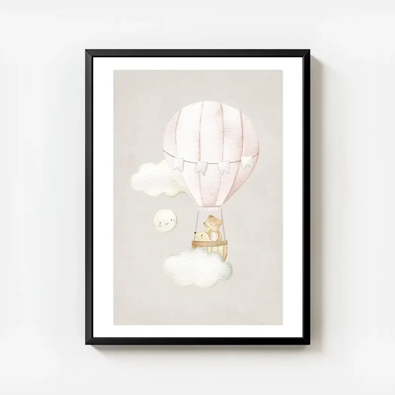 affiche avec un ours et une souris dans une montgolfiere rose et des nuages sur avec cadre.webp