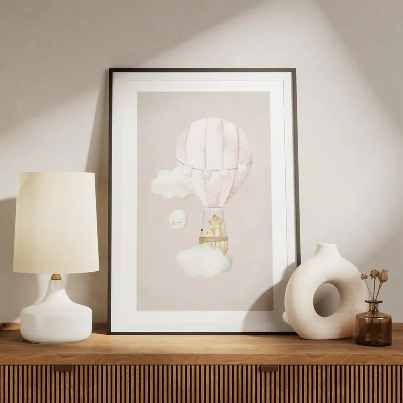 affiche avec un ours et une souris dans une montgolfiere rose et des nuages sur meuble.webp