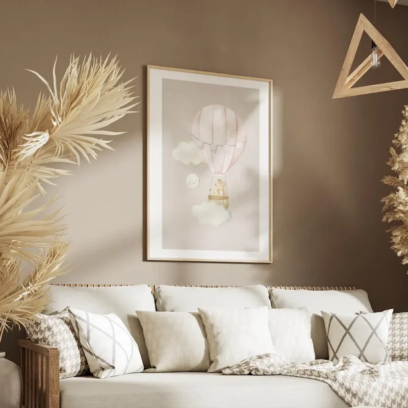 affiche avec un ours et une souris dans une montgolfiere rose et des nuages sur salon.webp