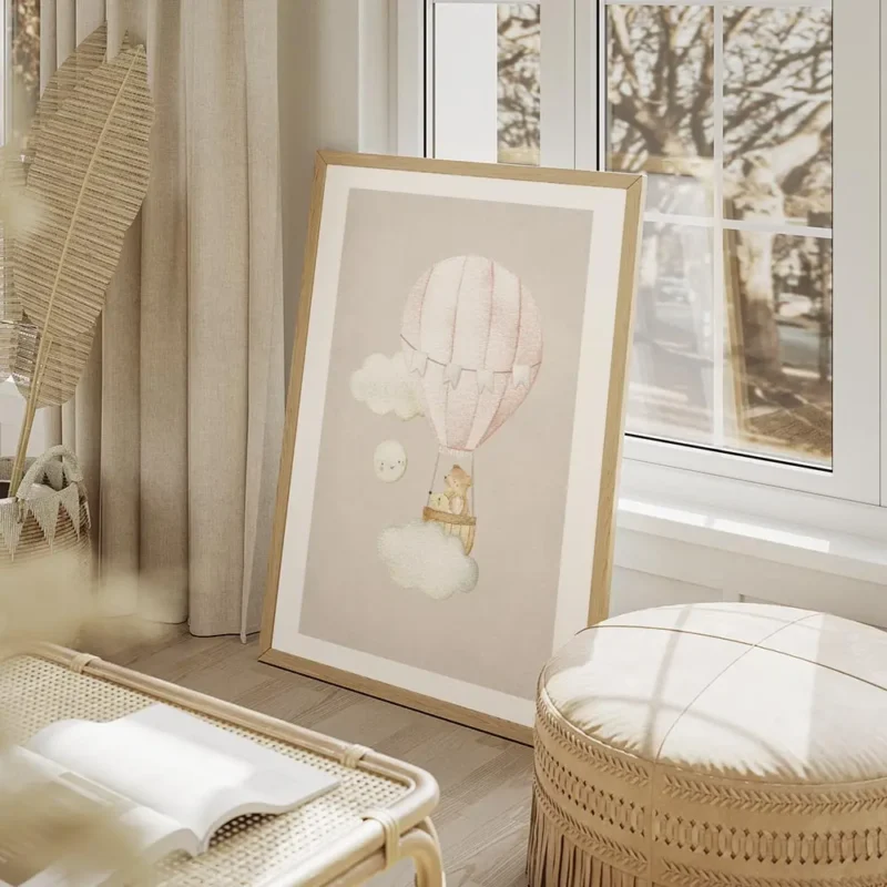 affiche avec un ours et une souris dans une montgolfiere rose et des nuages sur salon beige.webp