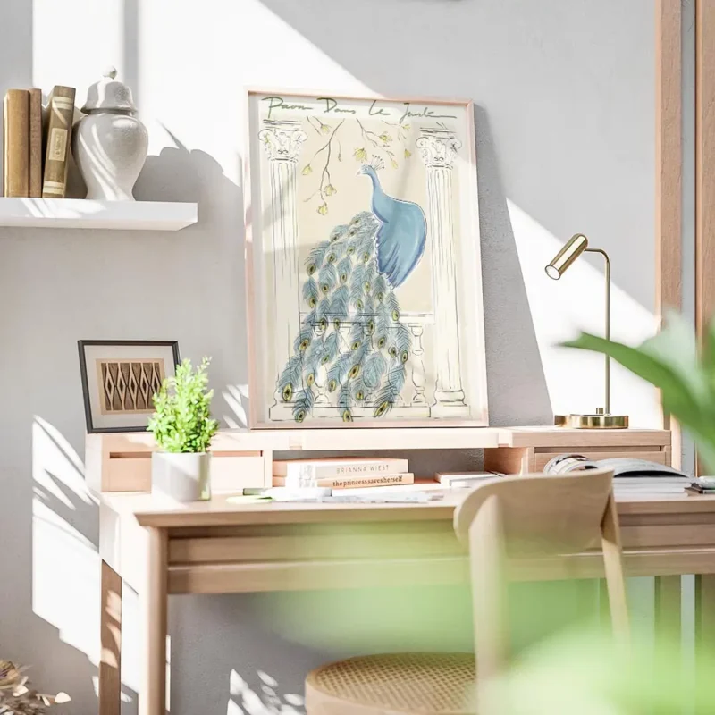 affiche avec un paon bleu elegant sur un balcon ses plumes setendent sur les bal bureau.webp
