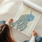 affiche avec un paon bleu elegant sur un balcon ses plumes setendent sur les bal en rouleau.webp