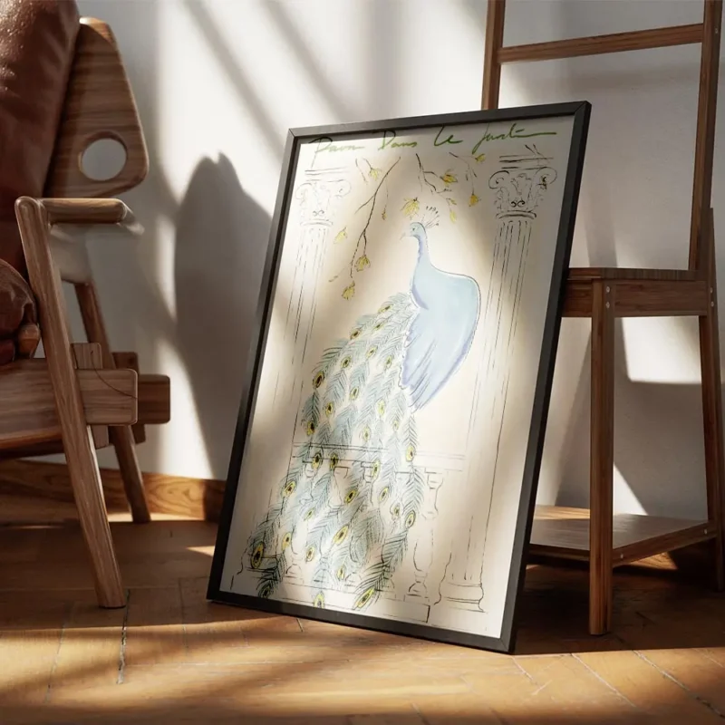 affiche avec un paon bleu elegant sur un balcon ses plumes setendent sur les bal encadre.webp