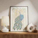 affiche avec un paon bleu elegant sur un balcon ses plumes setendent sur les bal meuble.webp
