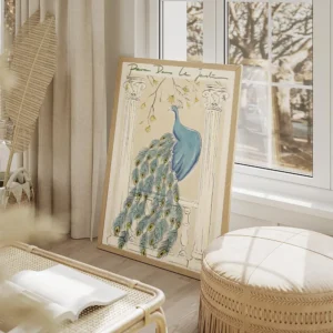 affiche avec un paon bleu elegant sur un balcon ses plumes setendent sur les bal salon beige.webp
