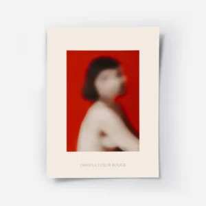 affiche avec un portrait flou dune femme aux cheveux courts sur un fond rouge vi.webp