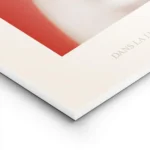 affiche avec un portrait flou dune femme aux cheveux courts sur un fond rouge vi lightpanel.webp