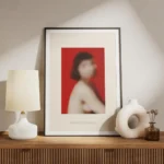 affiche avec un portrait flou dune femme aux cheveux courts sur un fond rouge vi meuble.webp