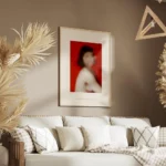 affiche avec un portrait flou dune femme aux cheveux courts sur un fond rouge vi salon.webp