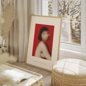 affiche avec un portrait flou dune femme aux cheveux courts sur un fond rouge vi salon beige.webp