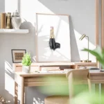 affiche avec un rouge a levres chanel rose pale et dore sur fond blanc avec une bureau.webp