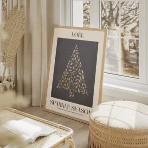 affiche avec un sapin de noel dore compose de feuilles et de baies sur un fond b salon beige.webp