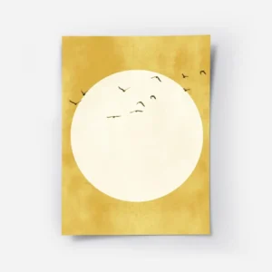 affiche avec un soleil jaune pale et des oiseaux noirs volant autour sur fond te.webp