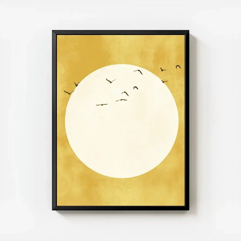 affiche avec un soleil jaune pale et des oiseaux noirs volant autour sur fond te avec cadre.webp