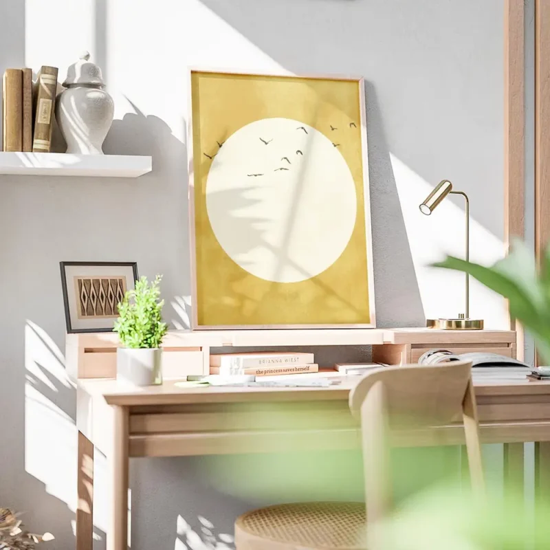 affiche avec un soleil jaune pale et des oiseaux noirs volant autour sur fond te bureau.webp