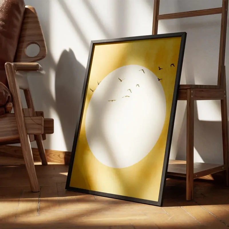 affiche avec un soleil jaune pale et des oiseaux noirs volant autour sur fond te encadre.webp