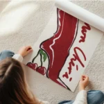 affiche avec un talon aiguille rouge et brillant le talon est remplace par des c en rouleau.webp