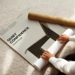 affiche avec un texte noir quiet confidence danish design et une chaise danoise enroule.webp