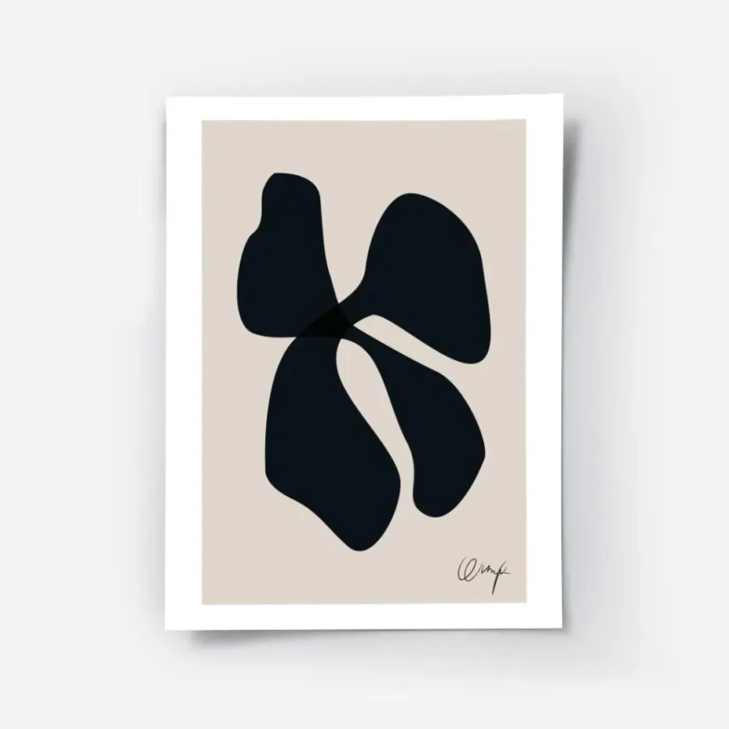 affiche avec un trefle abstrait noir sur fond beige typographie noire en bas a d.webp