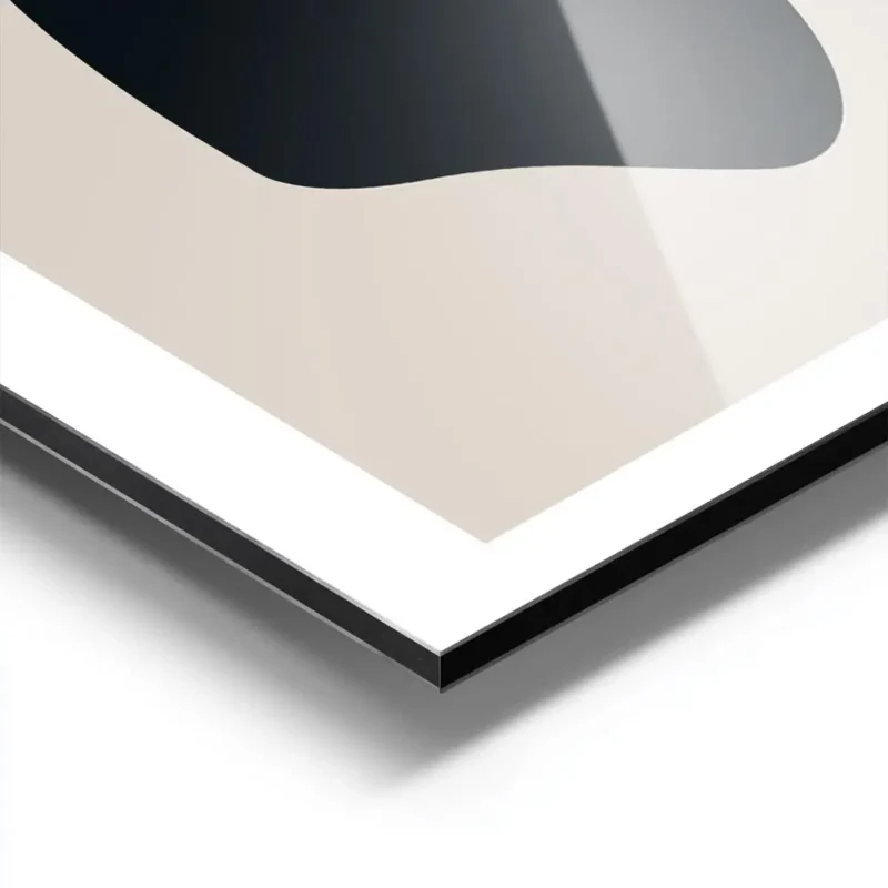 affiche avec un trefle abstrait noir sur fond beige typographie noire en bas a d aluminium.webp