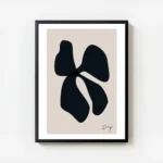affiche avec un trefle abstrait noir sur fond beige typographie noire en bas a d avec cadre.webp