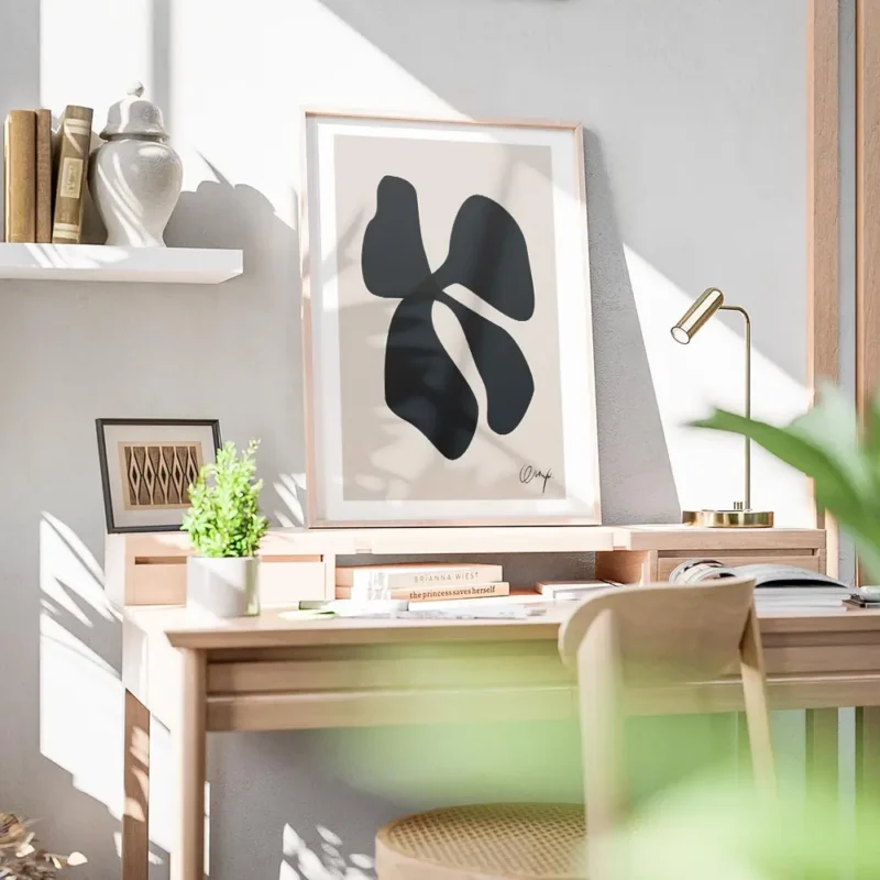 affiche avec un trefle abstrait noir sur fond beige typographie noire en bas a d bureau.webp
