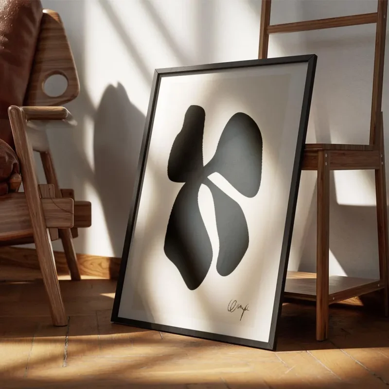 affiche avec un trefle abstrait noir sur fond beige typographie noire en bas a d encadre.webp
