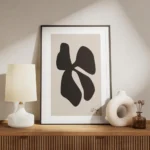 affiche avec un trefle abstrait noir sur fond beige typographie noire en bas a d meuble.webp