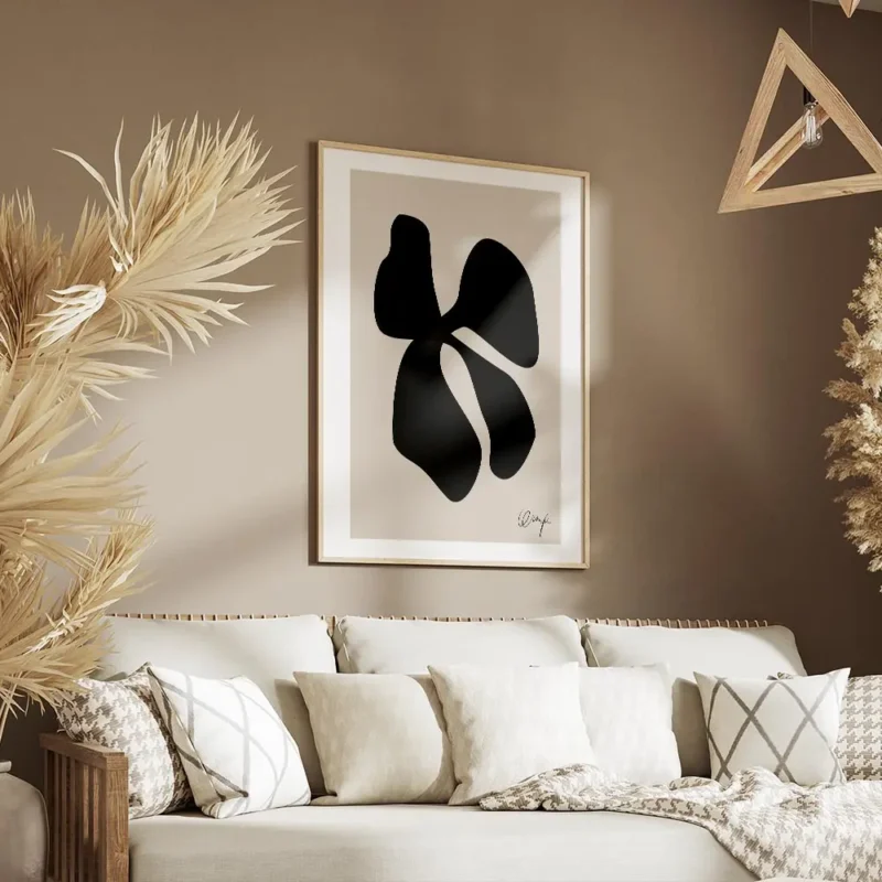 affiche avec un trefle abstrait noir sur fond beige typographie noire en bas a d salon.webp