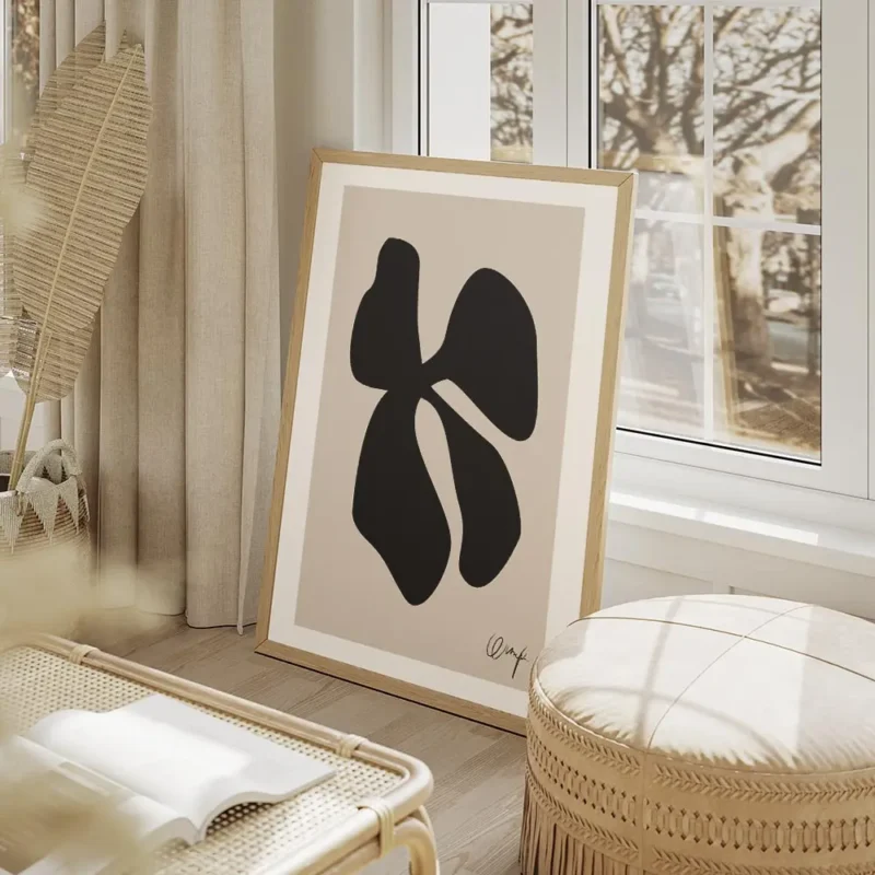 affiche avec un trefle abstrait noir sur fond beige typographie noire en bas a d salon beige.webp