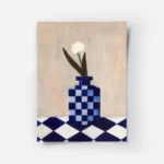 affiche avec un vase a carreaux bleu et blanc et une fleur blanche sur une surfa.webp